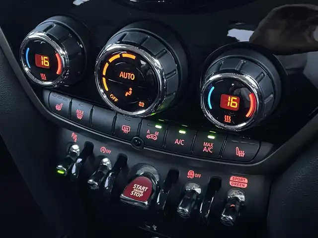 ＭＩＮＩ ＢＭＷ ミニ クロスオーバー クーパー D 東京都 2022(令4)年 3.3万km 黒 純正ディスプレイオーディオ/AppleCarplay/Bluetooth接続/USB接続/ミラー一体型ETC2.0/純正ドライブレコーダー/バックモニター/クルーズコントロール/ハーフレザーシート/シートヒーター/ルーフレール/インテリジェントセーフティ/純正18インチアルミホイール/オートライト/純正LEDヘッドライト/サイドエアバック/カーテンエアバック