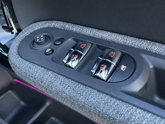 ＭＩＮＩ ＢＭＷ ミニ クロスオーバー クーパー D 東京都 2022(令4)年 3.3万km 黒 純正ディスプレイオーディオ/AppleCarplay/Bluetooth接続/USB接続/ミラー一体型ETC2.0/純正ドライブレコーダー/バックモニター/クルーズコントロール/ハーフレザーシート/シートヒーター/ルーフレール/インテリジェントセーフティ/純正18インチアルミホイール/オートライト/純正LEDヘッドライト/サイドエアバック/カーテンエアバック