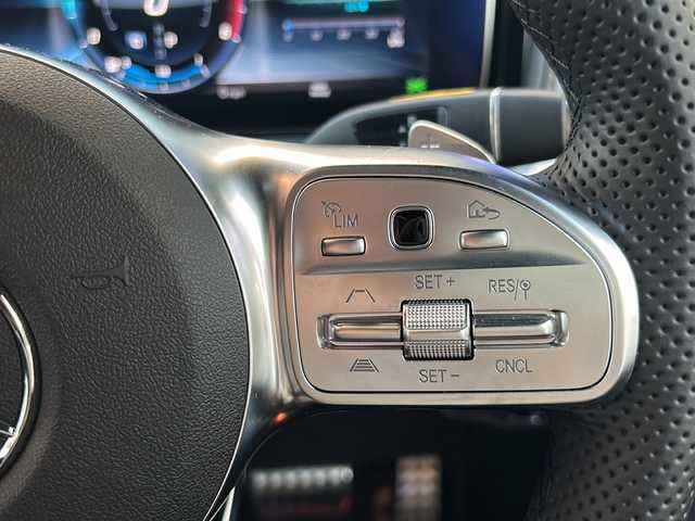 メルセデス・ベンツ ゲレンデヴァーゲン Ｇ４００ｄ AMGライン 東京都 2023(令5)年 0.5万km パール ワンオーナー/レーダーセーフティパッケージ/・アクティブブレーキ/・PRE-SAFE/・PRE-SAFEサウンド/・アクティブレーンキーピングアシスト/・ブラインドスポットアシスト/・アクティブディスタンスアシストディストロニック/・衝突警告システム/・トラフィックサインアシスト/ラグジュアリーパッケージ/・ガラススライディングルーフ/・Burmesterサラウンドシステム/Gマネファクトゥーアプログラムプラス/・ナッパ革シート/・ベージュシートベルト/・シートヒータープラス（前席）/・シートベンチレーター（前席）/・リラクゼーション機能（前席）/・アクティブマルチコントロールシートバック（前席）/・ドライビングダイナミックシート（前席）/COMANDシステム/・12.3インチワイドディスプレイ/・12.3インチコックピッドディスプレイ/・HDDナビ/・地デジTV/・SDカードスロット/・USBメディアインターフェース/・タッチパッド/タッチコントロールボタン/・ETC2.0/マルチビームLEDヘッドランプ/ボディ同色背面タイヤカバーリング/スマートキー×2/取扱説明書/保証書