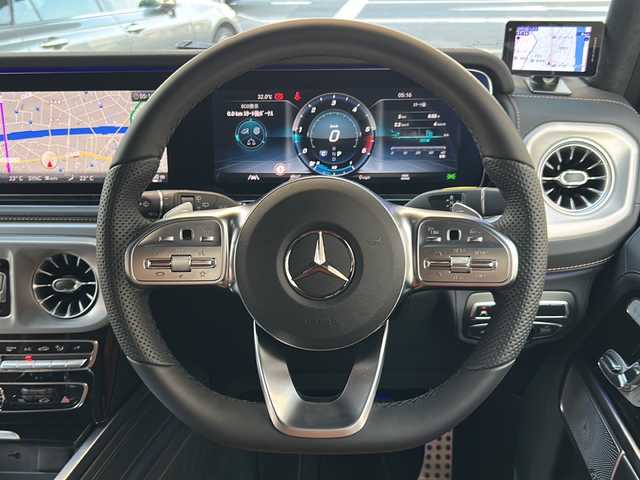 メルセデス・ベンツ ゲレンデヴァーゲン Ｇ４００ｄ AMGライン 東京都 2023(令5)年 0.5万km パール ワンオーナー/レーダーセーフティパッケージ/・アクティブブレーキ/・PRE-SAFE/・PRE-SAFEサウンド/・アクティブレーンキーピングアシスト/・ブラインドスポットアシスト/・アクティブディスタンスアシストディストロニック/・衝突警告システム/・トラフィックサインアシスト/ラグジュアリーパッケージ/・ガラススライディングルーフ/・Burmesterサラウンドシステム/Gマネファクトゥーアプログラムプラス/・ナッパ革シート/・ベージュシートベルト/・シートヒータープラス（前席）/・シートベンチレーター（前席）/・リラクゼーション機能（前席）/・アクティブマルチコントロールシートバック（前席）/・ドライビングダイナミックシート（前席）/COMANDシステム/・12.3インチワイドディスプレイ/・12.3インチコックピッドディスプレイ/・HDDナビ/・地デジTV/・SDカードスロット/・USBメディアインターフェース/・タッチパッド/タッチコントロールボタン/・ETC2.0/マルチビームLEDヘッドランプ/ボディ同色背面タイヤカバーリング/スマートキー×2/取扱説明書/保証書