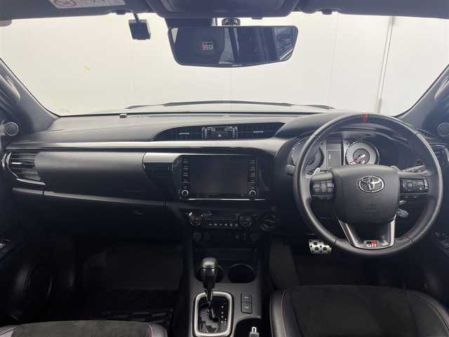 トヨタ ハイラックス Z GRスポーツ 茨城県 2023(令5)年 2.4万km アティチュードブラックマイカ 純正ディスプレイオーディオナビ/Bluetooth/radio/USB/Miracast/パノラミックビューモニター/前後ドラレコ/ETC/レーダークルーズコントロール/レーンディパーチャーアラート/プリクラッシュセーフティー/ロードサインアシスト/寒冷地仕様/・ウインドシールドデアイサー/・ヒーター付ドアミラー/・フロントヒーター/D席パワーシート/ディーゼルターボ４WD/アイドリングストップ/LEDヘッドライト/オートライト