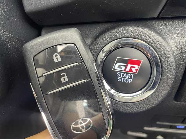 トヨタ ハイラックス Z GRスポーツ 茨城県 2023(令5)年 2.4万km アティチュードブラックマイカ 純正ディスプレイオーディオナビ/Bluetooth/radio/USB/Miracast/パノラミックビューモニター/前後ドラレコ/ETC/レーダークルーズコントロール/レーンディパーチャーアラート/プリクラッシュセーフティー/ロードサインアシスト/寒冷地仕様/・ウインドシールドデアイサー/・ヒーター付ドアミラー/・フロントヒーター/D席パワーシート/ディーゼルターボ４WD/アイドリングストップ/LEDヘッドライト/オートライト