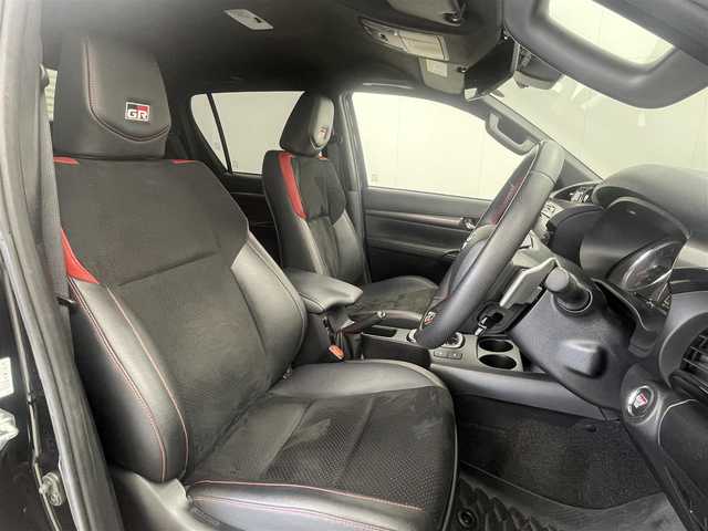 トヨタ ハイラックス Z GRスポーツ 茨城県 2023(令5)年 2.4万km アティチュードブラックマイカ 純正ディスプレイオーディオナビ/Bluetooth/radio/USB/Miracast/パノラミックビューモニター/前後ドラレコ/ETC/レーダークルーズコントロール/レーンディパーチャーアラート/プリクラッシュセーフティー/ロードサインアシスト/寒冷地仕様/・ウインドシールドデアイサー/・ヒーター付ドアミラー/・フロントヒーター/D席パワーシート/ディーゼルターボ４WD/アイドリングストップ/LEDヘッドライト/オートライト