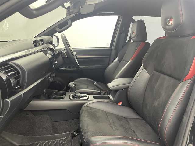 トヨタ ハイラックス Z GRスポーツ 茨城県 2023(令5)年 2.4万km アティチュードブラックマイカ 純正ディスプレイオーディオナビ/Bluetooth/radio/USB/Miracast/パノラミックビューモニター/前後ドラレコ/ETC/レーダークルーズコントロール/レーンディパーチャーアラート/プリクラッシュセーフティー/ロードサインアシスト/寒冷地仕様/・ウインドシールドデアイサー/・ヒーター付ドアミラー/・フロントヒーター/D席パワーシート/ディーゼルターボ４WD/アイドリングストップ/LEDヘッドライト/オートライト