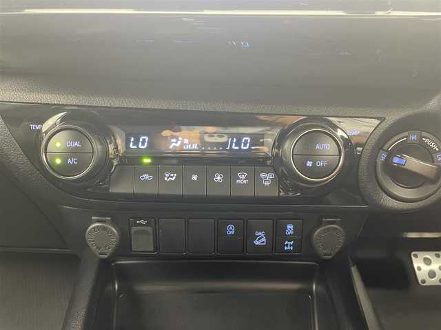 トヨタ ハイラックス Z GRスポーツ 茨城県 2023(令5)年 2.4万km アティチュードブラックマイカ 純正ディスプレイオーディオナビ/Bluetooth/radio/USB/Miracast/パノラミックビューモニター/前後ドラレコ/ETC/レーダークルーズコントロール/レーンディパーチャーアラート/プリクラッシュセーフティー/ロードサインアシスト/寒冷地仕様/・ウインドシールドデアイサー/・ヒーター付ドアミラー/・フロントヒーター/D席パワーシート/ディーゼルターボ４WD/アイドリングストップ/LEDヘッドライト/オートライト