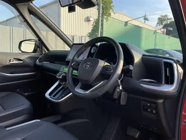 トヨタ ノア ハイブリッド S－Z 千葉県 2023(令5)年 5.8万km レッドマイカメタリック DPオーディオplus/・純正10.5インチモニターナビ/・CD/DVD/Bluetooth/フルセグ/両後パワースライドドア/バックカメラ/デジタルインナーミラー/アドバンスドドライブ（渋滞時支援機能）/トヨタセーフティーセンス/・プリクラッシュセーフティー/・レーントレーシングアシスト/・レーンチェンジアシスト/・フロントクロストラフィックアラート/・リアクロストラフィックアラート/・パーキングサポートブレーキ/・プロアクティブドライビングアシスト/・ブラインドスポットモニター/・ロードサインアシスト/・オートマチックハイビーム/アダプティブクルーズコントロール/前後コーナーセンサー/スマートキー/前席シートヒーター/AC100V1500W電源/ブレーキオートホールド/純正LEDヘッドライト/フォグランプ/純正17インチアルミホイール/前後ドライブレコーダー【TZ-DR210】/純正ビルトインETC2.0/サイド＆カーテンエアバッグ/新車時保証書＆取扱説明書