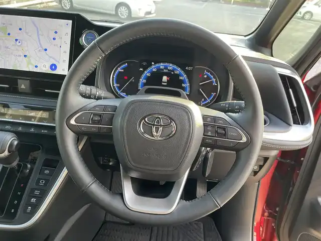 トヨタ ノア ハイブリッド S－Z 千葉県 2023(令5)年 5.8万km レッドマイカメタリック DPオーディオplus/・純正10.5インチモニターナビ/・CD/DVD/Bluetooth/フルセグ/両後パワースライドドア/バックカメラ/デジタルインナーミラー/アドバンスドドライブ（渋滞時支援機能）/トヨタセーフティーセンス/・プリクラッシュセーフティー/・レーントレーシングアシスト/・レーンチェンジアシスト/・フロントクロストラフィックアラート/・リアクロストラフィックアラート/・パーキングサポートブレーキ/・プロアクティブドライビングアシスト/・ブラインドスポットモニター/・ロードサインアシスト/・オートマチックハイビーム/アダプティブクルーズコントロール/前後コーナーセンサー/スマートキー/前席シートヒーター/AC100V1500W電源/ブレーキオートホールド/純正LEDヘッドライト/フォグランプ/純正17インチアルミホイール/前後ドライブレコーダー【TZ-DR210】/純正ビルトインETC2.0/サイド＆カーテンエアバッグ/新車時保証書＆取扱説明書