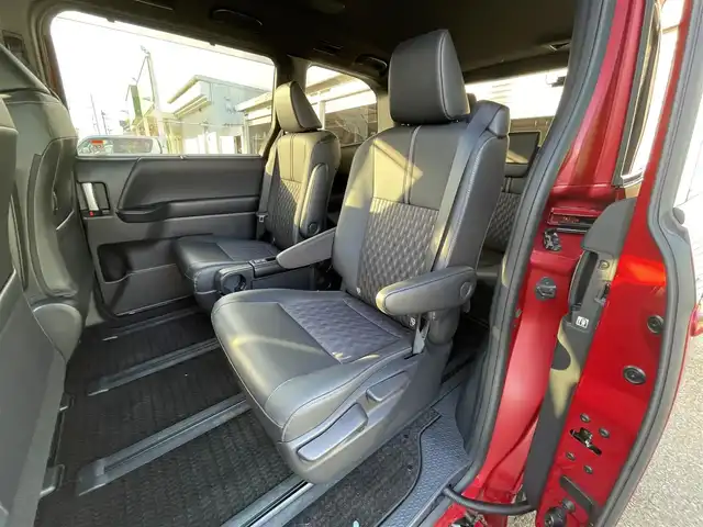 トヨタ ノア ハイブリッド S－Z 千葉県 2023(令5)年 5.8万km レッドマイカメタリック DPオーディオplus/・純正10.5インチモニターナビ/・CD/DVD/Bluetooth/フルセグ/両後パワースライドドア/バックカメラ/デジタルインナーミラー/アドバンスドドライブ（渋滞時支援機能）/トヨタセーフティーセンス/・プリクラッシュセーフティー/・レーントレーシングアシスト/・レーンチェンジアシスト/・フロントクロストラフィックアラート/・リアクロストラフィックアラート/・パーキングサポートブレーキ/・プロアクティブドライビングアシスト/・ブラインドスポットモニター/・ロードサインアシスト/・オートマチックハイビーム/アダプティブクルーズコントロール/前後コーナーセンサー/スマートキー/前席シートヒーター/AC100V1500W電源/ブレーキオートホールド/純正LEDヘッドライト/フォグランプ/純正17インチアルミホイール/前後ドライブレコーダー【TZ-DR210】/純正ビルトインETC2.0/サイド＆カーテンエアバッグ/新車時保証書＆取扱説明書