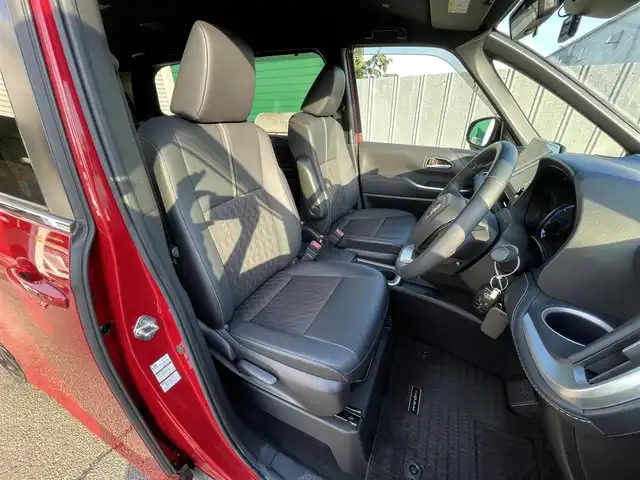 トヨタ ノア ハイブリッド S－Z 千葉県 2023(令5)年 5.8万km レッドマイカメタリック DPオーディオplus/・純正10.5インチモニターナビ/・CD/DVD/Bluetooth/フルセグ/両後パワースライドドア/バックカメラ/デジタルインナーミラー/アドバンスドドライブ（渋滞時支援機能）/トヨタセーフティーセンス/・プリクラッシュセーフティー/・レーントレーシングアシスト/・レーンチェンジアシスト/・フロントクロストラフィックアラート/・リアクロストラフィックアラート/・パーキングサポートブレーキ/・プロアクティブドライビングアシスト/・ブラインドスポットモニター/・ロードサインアシスト/・オートマチックハイビーム/アダプティブクルーズコントロール/前後コーナーセンサー/スマートキー/前席シートヒーター/AC100V1500W電源/ブレーキオートホールド/純正LEDヘッドライト/フォグランプ/純正17インチアルミホイール/前後ドライブレコーダー【TZ-DR210】/純正ビルトインETC2.0/サイド＆カーテンエアバッグ/新車時保証書＆取扱説明書