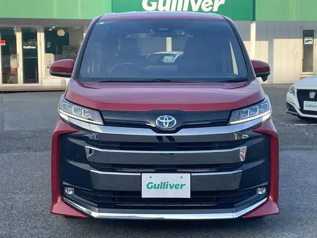 トヨタ ノア ハイブリッド S－Z 千葉県 2023(令5)年 5.8万km レッドマイカメタリック DPオーディオplus/・純正10.5インチモニターナビ/・CD/DVD/Bluetooth/フルセグ/両後パワースライドドア/バックカメラ/デジタルインナーミラー/アドバンスドドライブ（渋滞時支援機能）/トヨタセーフティーセンス/・プリクラッシュセーフティー/・レーントレーシングアシスト/・レーンチェンジアシスト/・フロントクロストラフィックアラート/・リアクロストラフィックアラート/・パーキングサポートブレーキ/・プロアクティブドライビングアシスト/・ブラインドスポットモニター/・ロードサインアシスト/・オートマチックハイビーム/アダプティブクルーズコントロール/前後コーナーセンサー/スマートキー/前席シートヒーター/AC100V1500W電源/ブレーキオートホールド/純正LEDヘッドライト/フォグランプ/純正17インチアルミホイール/前後ドライブレコーダー【TZ-DR210】/純正ビルトインETC2.0/サイド＆カーテンエアバッグ/新車時保証書＆取扱説明書