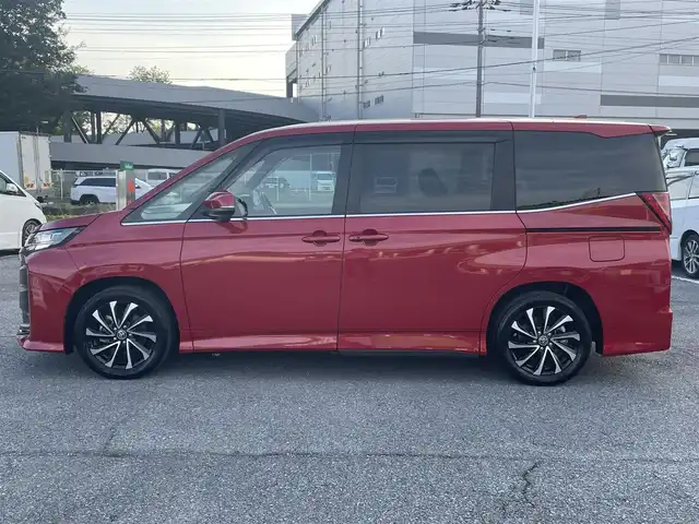 トヨタ ノア ハイブリッド S－Z 千葉県 2023(令5)年 5.8万km レッドマイカメタリック DPオーディオplus/・純正10.5インチモニターナビ/・CD/DVD/Bluetooth/フルセグ/両後パワースライドドア/バックカメラ/デジタルインナーミラー/アドバンスドドライブ（渋滞時支援機能）/トヨタセーフティーセンス/・プリクラッシュセーフティー/・レーントレーシングアシスト/・レーンチェンジアシスト/・フロントクロストラフィックアラート/・リアクロストラフィックアラート/・パーキングサポートブレーキ/・プロアクティブドライビングアシスト/・ブラインドスポットモニター/・ロードサインアシスト/・オートマチックハイビーム/アダプティブクルーズコントロール/前後コーナーセンサー/スマートキー/前席シートヒーター/AC100V1500W電源/ブレーキオートホールド/純正LEDヘッドライト/フォグランプ/純正17インチアルミホイール/前後ドライブレコーダー【TZ-DR210】/純正ビルトインETC2.0/サイド＆カーテンエアバッグ/新車時保証書＆取扱説明書