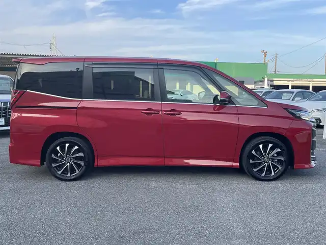 トヨタ ノア ハイブリッド S－Z 千葉県 2023(令5)年 5.8万km レッドマイカメタリック DPオーディオplus/・純正10.5インチモニターナビ/・CD/DVD/Bluetooth/フルセグ/両後パワースライドドア/バックカメラ/デジタルインナーミラー/アドバンスドドライブ（渋滞時支援機能）/トヨタセーフティーセンス/・プリクラッシュセーフティー/・レーントレーシングアシスト/・レーンチェンジアシスト/・フロントクロストラフィックアラート/・リアクロストラフィックアラート/・パーキングサポートブレーキ/・プロアクティブドライビングアシスト/・ブラインドスポットモニター/・ロードサインアシスト/・オートマチックハイビーム/アダプティブクルーズコントロール/前後コーナーセンサー/スマートキー/前席シートヒーター/AC100V1500W電源/ブレーキオートホールド/純正LEDヘッドライト/フォグランプ/純正17インチアルミホイール/前後ドライブレコーダー【TZ-DR210】/純正ビルトインETC2.0/サイド＆カーテンエアバッグ/新車時保証書＆取扱説明書