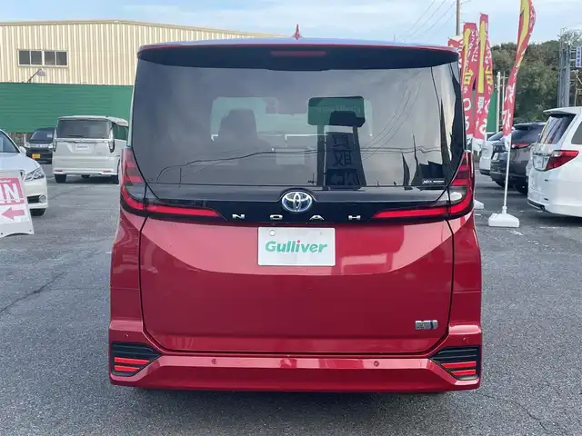 トヨタ ノア ハイブリッド S－Z 千葉県 2023(令5)年 5.8万km レッドマイカメタリック DPオーディオplus/・純正10.5インチモニターナビ/・CD/DVD/Bluetooth/フルセグ/両後パワースライドドア/バックカメラ/デジタルインナーミラー/アドバンスドドライブ（渋滞時支援機能）/トヨタセーフティーセンス/・プリクラッシュセーフティー/・レーントレーシングアシスト/・レーンチェンジアシスト/・フロントクロストラフィックアラート/・リアクロストラフィックアラート/・パーキングサポートブレーキ/・プロアクティブドライビングアシスト/・ブラインドスポットモニター/・ロードサインアシスト/・オートマチックハイビーム/アダプティブクルーズコントロール/前後コーナーセンサー/スマートキー/前席シートヒーター/AC100V1500W電源/ブレーキオートホールド/純正LEDヘッドライト/フォグランプ/純正17インチアルミホイール/前後ドライブレコーダー【TZ-DR210】/純正ビルトインETC2.0/サイド＆カーテンエアバッグ/新車時保証書＆取扱説明書