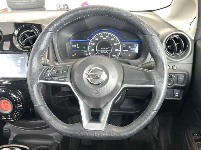 日産 ノート e－パワー メダリスト 栃木県 2016(平28)年 10.8万km ブリリアントホワイトパール ワンオーナー/純正SDナビ/・Bluetooth CD DVD/・TV フルセグ/・バックカメラ/純正エアロ/・e-スタイリングパッケージ　フロント　サイド　リアアンダー/純正ルーフスポイラー/デジタルインナーミラー/ハーフレザーシート/ドライブレコーダー/ETC/LEDヘッドライト/オートライト/衝突被害軽減システム/レーンキープアシスト/コーナーセンサー/取扱説明書/記録簿/保証書