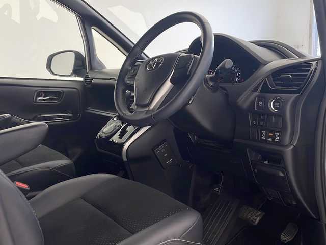 トヨタ ヴォクシー ZS 煌Ⅲ 沖縄県 2021(令3)年 4.9万km ホワイトパールクリスタルシャイン 純正9インチナビ（NSZT-Y68T）/　（BT/フルセグTV/CD/DVD）/バックカメラ/純正12インチフリップダウンモニター(V12T-R68C)/両側パワースライドドア/トヨタセーフティセンス/クルーズコントロール/衝突軽減ブレーキシステム/オートハイビーム/オートライト/LEDヘッドライト