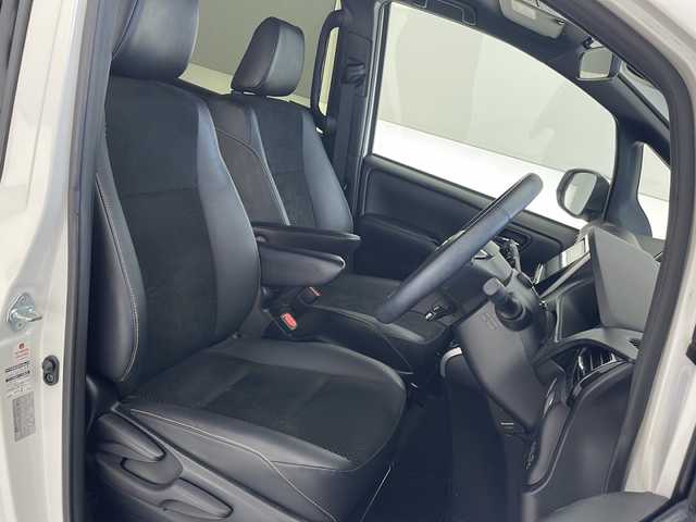 トヨタ ヴォクシー ZS 煌Ⅲ 沖縄県 2021(令3)年 4.9万km ホワイトパールクリスタルシャイン 純正9インチナビ（NSZT-Y68T）/　（BT/フルセグTV/CD/DVD）/バックカメラ/純正12インチフリップダウンモニター(V12T-R68C)/両側パワースライドドア/トヨタセーフティセンス/クルーズコントロール/衝突軽減ブレーキシステム/オートハイビーム/オートライト/LEDヘッドライト