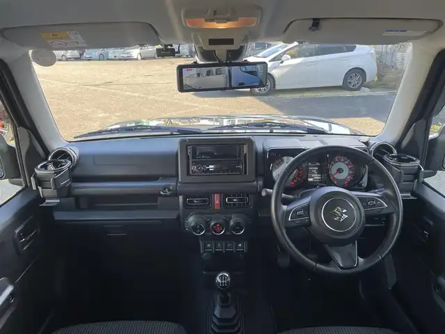 スズキ ジムニー シエラ JC 宮城県 2021(令3)年 3.1万km ブルーイッシュブラックパール3 ワンオーナー/クルーズコントロール追従なし/YOKOHAMA GEOLANDAR H/T ホワイトレター/　　　　純正アルミサマータイヤ(195/80R15)/背面タイヤ/デジタルインナーミラー一体型前後ドラレコ/カーオーディオユニットDEH-5600/(CD、BT、USB)/スペアキー×１/プッシュスタートボタン/シートヒーター/（運転席、助手席）/オートライト/ドアバイザー/電動格納ミラー/ヘッドライトウォッシャー/ディアルセンサーブレーキサポート/トランスファーレバー/プリクラッシュセーフティー/車線逸脱防止システム/フロア５MT/パートタイム４WD/ダウンヒルアシストコントロール/よこすべり防止切り替え