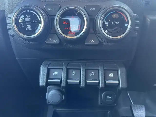 スズキ ジムニー シエラ JC 宮城県 2021(令3)年 3.1万km ブルーイッシュブラックパール3 ワンオーナー/クルーズコントロール追従なし/YOKOHAMA GEOLANDAR H/T ホワイトレター/　　　　純正アルミサマータイヤ(195/80R15)/背面タイヤ/デジタルインナーミラー一体型前後ドラレコ/カーオーディオユニットDEH-5600/(CD、BT、USB)/スペアキー×１/プッシュスタートボタン/シートヒーター/（運転席、助手席）/オートライト/ドアバイザー/電動格納ミラー/ヘッドライトウォッシャー/ディアルセンサーブレーキサポート/トランスファーレバー/プリクラッシュセーフティー/車線逸脱防止システム/フロア５MT/パートタイム４WD/ダウンヒルアシストコントロール/よこすべり防止切り替え