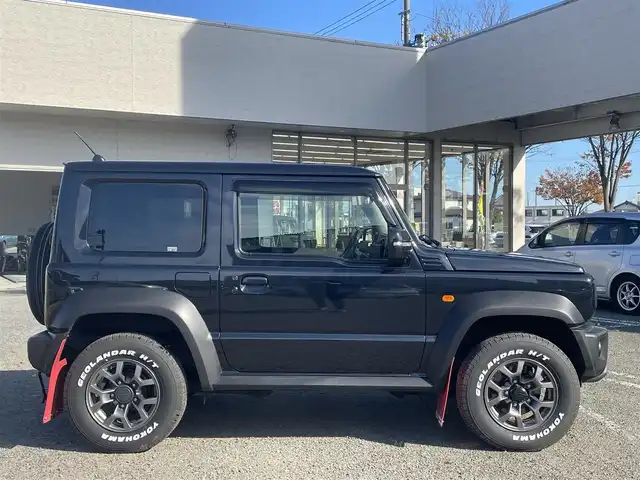 スズキ ジムニー シエラ JC 宮城県 2021(令3)年 3.1万km ブルーイッシュブラックパール3 ワンオーナー/クルーズコントロール追従なし/YOKOHAMA GEOLANDAR H/T ホワイトレター/　　　　純正アルミサマータイヤ(195/80R15)/背面タイヤ/デジタルインナーミラー一体型前後ドラレコ/カーオーディオユニットDEH-5600/(CD、BT、USB)/スペアキー×１/プッシュスタートボタン/シートヒーター/（運転席、助手席）/オートライト/ドアバイザー/電動格納ミラー/ヘッドライトウォッシャー/ディアルセンサーブレーキサポート/トランスファーレバー/プリクラッシュセーフティー/車線逸脱防止システム/フロア５MT/パートタイム４WD/ダウンヒルアシストコントロール/よこすべり防止切り替え