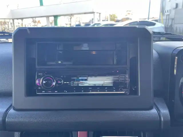 スズキ ジムニー シエラ JC 宮城県 2021(令3)年 3.1万km ブルーイッシュブラックパール3 ワンオーナー/クルーズコントロール追従なし/YOKOHAMA GEOLANDAR H/T ホワイトレター/　　　　純正アルミサマータイヤ(195/80R15)/背面タイヤ/デジタルインナーミラー一体型前後ドラレコ/カーオーディオユニットDEH-5600/(CD、BT、USB)/スペアキー×１/プッシュスタートボタン/シートヒーター/（運転席、助手席）/オートライト/ドアバイザー/電動格納ミラー/ヘッドライトウォッシャー/ディアルセンサーブレーキサポート/トランスファーレバー/プリクラッシュセーフティー/車線逸脱防止システム/フロア５MT/パートタイム４WD/ダウンヒルアシストコントロール/よこすべり防止切り替え