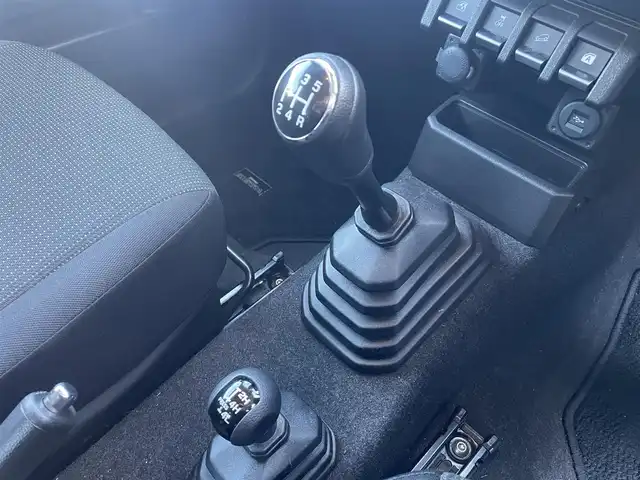 スズキ ジムニー シエラ JC 宮城県 2021(令3)年 3.1万km ブルーイッシュブラックパール3 ワンオーナー/クルーズコントロール追従なし/YOKOHAMA GEOLANDAR H/T ホワイトレター/　　　　純正アルミサマータイヤ(195/80R15)/背面タイヤ/デジタルインナーミラー一体型前後ドラレコ/カーオーディオユニットDEH-5600/(CD、BT、USB)/スペアキー×１/プッシュスタートボタン/シートヒーター/（運転席、助手席）/オートライト/ドアバイザー/電動格納ミラー/ヘッドライトウォッシャー/ディアルセンサーブレーキサポート/トランスファーレバー/プリクラッシュセーフティー/車線逸脱防止システム/フロア５MT/パートタイム４WD/ダウンヒルアシストコントロール/よこすべり防止切り替え