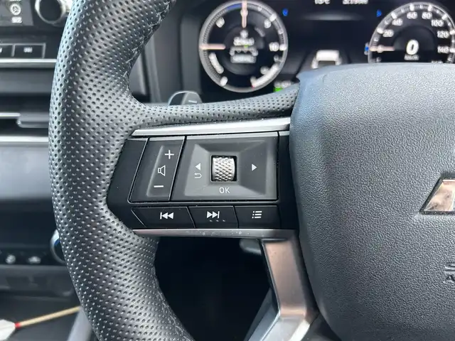 三菱 アウトランダー ＰＨＥＶ G 福島県 2022(令4)年 3.1万km ホワイトダイヤモンド 純正ナビ/【フルセグTV/FM・AM/BT】/アラウンドビューカメラ/レーダークルーズコントロール/前後コーナーセンサー/レーンキープアシスト/衝突軽減/ワンオーナー/D席パワーシート/パワーバックドア/ハーフレザーシート/DN席シートヒーター/ハンドルヒーター/ダウンヒルアシストコントロール/LEDオートライト/ルーフレール/社外18インチアルミホイール/ワイヤレス充電/パドルシフト/革巻きステアリング/ステアリングスイッチ/プッシュスタート/スマートキー