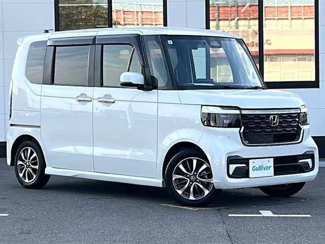 ホンダ Ｎ ＢＯＸ カスタム 山口県 2024(令6)年 2.3万km プラチナホワイトパール 純正メモリーナビ【VXM-245ZFEi】/Bluetooth/ETC/バックカメラ/純正アルミホイール14インチ/純正LEDヘッドライト/純正フロアマット/片側パワースライドドア/電動パーキングブレーキ/シートヒーター(D席＋N席)/電動格納ウィンカーミラー/ドアバイザー/USB端子/Honda SENSING/　・衝突軽減ブレーキ（CMBS）/　・渋滞追従機能付アダプティブクルーズコントロール（ACC）/　・誤発進抑制機能（前方・後方）/　・歩行者事故低減ステアリング/　・路外逸脱抑制機能/　・先行車発進お知らせ機能/　・標識認識機能/　・オートハイビーム/　・近距離衝突軽減ブレーキ・急アクセル抑制機