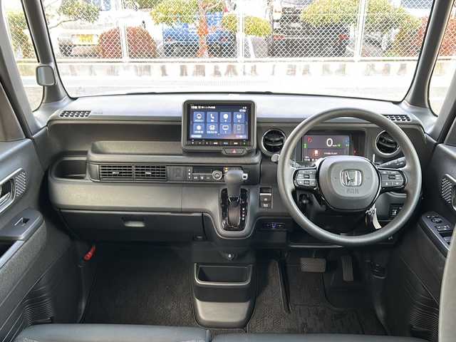 ホンダ Ｎ ＢＯＸ カスタム 山口県 2024(令6)年 2.3万km プラチナホワイトパール 純正メモリーナビ【VXM-245ZFEi】/Bluetooth/ETC/バックカメラ/純正アルミホイール14インチ/純正LEDヘッドライト/純正フロアマット/片側パワースライドドア/電動パーキングブレーキ/シートヒーター(D席＋N席)/電動格納ウィンカーミラー/ドアバイザー/USB端子/Honda SENSING/　・衝突軽減ブレーキ（CMBS）/　・渋滞追従機能付アダプティブクルーズコントロール（ACC）/　・誤発進抑制機能（前方・後方）/　・歩行者事故低減ステアリング/　・路外逸脱抑制機能/　・先行車発進お知らせ機能/　・標識認識機能/　・オートハイビーム/　・近距離衝突軽減ブレーキ・急アクセル抑制機