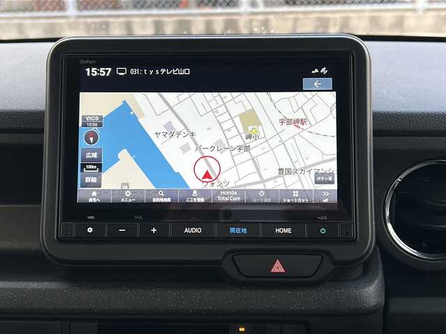 ホンダ Ｎ ＢＯＸ カスタム 山口県 2024(令6)年 2.3万km プラチナホワイトパール 純正メモリーナビ【VXM-245ZFEi】/Bluetooth/ETC/バックカメラ/純正アルミホイール14インチ/純正LEDヘッドライト/純正フロアマット/片側パワースライドドア/電動パーキングブレーキ/シートヒーター(D席＋N席)/電動格納ウィンカーミラー/ドアバイザー/USB端子/Honda SENSING/　・衝突軽減ブレーキ（CMBS）/　・渋滞追従機能付アダプティブクルーズコントロール（ACC）/　・誤発進抑制機能（前方・後方）/　・歩行者事故低減ステアリング/　・路外逸脱抑制機能/　・先行車発進お知らせ機能/　・標識認識機能/　・オートハイビーム/　・近距離衝突軽減ブレーキ・急アクセル抑制機