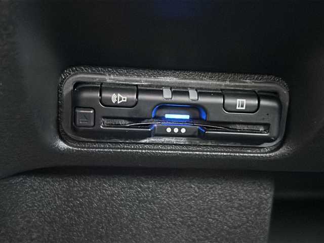 ホンダ Ｎ ＢＯＸ カスタム 山口県 2024(令6)年 2.3万km プラチナホワイトパール 純正メモリーナビ【VXM-245ZFEi】/Bluetooth/ETC/バックカメラ/純正アルミホイール14インチ/純正LEDヘッドライト/純正フロアマット/片側パワースライドドア/電動パーキングブレーキ/シートヒーター(D席＋N席)/電動格納ウィンカーミラー/ドアバイザー/USB端子/Honda SENSING/　・衝突軽減ブレーキ（CMBS）/　・渋滞追従機能付アダプティブクルーズコントロール（ACC）/　・誤発進抑制機能（前方・後方）/　・歩行者事故低減ステアリング/　・路外逸脱抑制機能/　・先行車発進お知らせ機能/　・標識認識機能/　・オートハイビーム/　・近距離衝突軽減ブレーキ・急アクセル抑制機