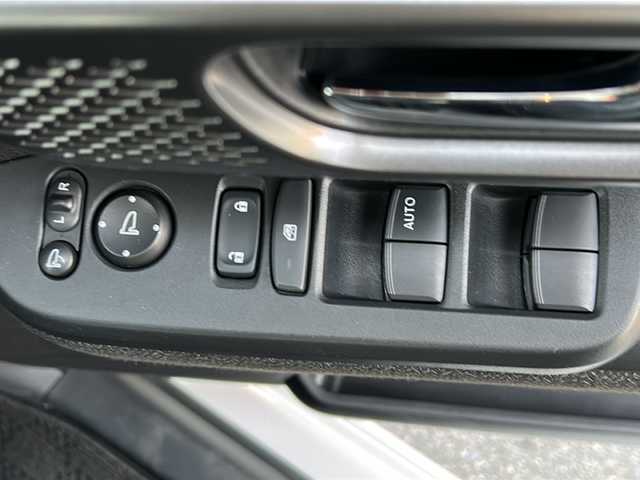 ホンダ Ｎ ＢＯＸ カスタム 山口県 2024(令6)年 2.3万km プラチナホワイトパール 純正メモリーナビ【VXM-245ZFEi】/Bluetooth/ETC/バックカメラ/純正アルミホイール14インチ/純正LEDヘッドライト/純正フロアマット/片側パワースライドドア/電動パーキングブレーキ/シートヒーター(D席＋N席)/電動格納ウィンカーミラー/ドアバイザー/USB端子/Honda SENSING/　・衝突軽減ブレーキ（CMBS）/　・渋滞追従機能付アダプティブクルーズコントロール（ACC）/　・誤発進抑制機能（前方・後方）/　・歩行者事故低減ステアリング/　・路外逸脱抑制機能/　・先行車発進お知らせ機能/　・標識認識機能/　・オートハイビーム/　・近距離衝突軽減ブレーキ・急アクセル抑制機