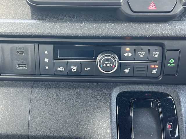 ホンダ Ｎ ＢＯＸ カスタム 山口県 2024(令6)年 2.3万km プラチナホワイトパール 純正メモリーナビ【VXM-245ZFEi】/Bluetooth/ETC/バックカメラ/純正アルミホイール14インチ/純正LEDヘッドライト/純正フロアマット/片側パワースライドドア/電動パーキングブレーキ/シートヒーター(D席＋N席)/電動格納ウィンカーミラー/ドアバイザー/USB端子/Honda SENSING/　・衝突軽減ブレーキ（CMBS）/　・渋滞追従機能付アダプティブクルーズコントロール（ACC）/　・誤発進抑制機能（前方・後方）/　・歩行者事故低減ステアリング/　・路外逸脱抑制機能/　・先行車発進お知らせ機能/　・標識認識機能/　・オートハイビーム/　・近距離衝突軽減ブレーキ・急アクセル抑制機