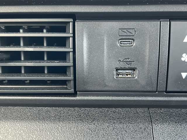 ホンダ Ｎ ＢＯＸ カスタム 山口県 2024(令6)年 2.3万km プラチナホワイトパール 純正メモリーナビ【VXM-245ZFEi】/Bluetooth/ETC/バックカメラ/純正アルミホイール14インチ/純正LEDヘッドライト/純正フロアマット/片側パワースライドドア/電動パーキングブレーキ/シートヒーター(D席＋N席)/電動格納ウィンカーミラー/ドアバイザー/USB端子/Honda SENSING/　・衝突軽減ブレーキ（CMBS）/　・渋滞追従機能付アダプティブクルーズコントロール（ACC）/　・誤発進抑制機能（前方・後方）/　・歩行者事故低減ステアリング/　・路外逸脱抑制機能/　・先行車発進お知らせ機能/　・標識認識機能/　・オートハイビーム/　・近距離衝突軽減ブレーキ・急アクセル抑制機