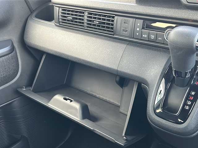 ホンダ Ｎ ＢＯＸ カスタム 山口県 2024(令6)年 2.3万km プラチナホワイトパール 純正メモリーナビ【VXM-245ZFEi】/Bluetooth/ETC/バックカメラ/純正アルミホイール14インチ/純正LEDヘッドライト/純正フロアマット/片側パワースライドドア/電動パーキングブレーキ/シートヒーター(D席＋N席)/電動格納ウィンカーミラー/ドアバイザー/USB端子/Honda SENSING/　・衝突軽減ブレーキ（CMBS）/　・渋滞追従機能付アダプティブクルーズコントロール（ACC）/　・誤発進抑制機能（前方・後方）/　・歩行者事故低減ステアリング/　・路外逸脱抑制機能/　・先行車発進お知らせ機能/　・標識認識機能/　・オートハイビーム/　・近距離衝突軽減ブレーキ・急アクセル抑制機