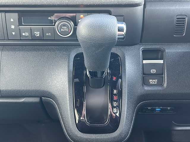 ホンダ Ｎ ＢＯＸ カスタム 山口県 2024(令6)年 2.3万km プラチナホワイトパール 純正メモリーナビ【VXM-245ZFEi】/Bluetooth/ETC/バックカメラ/純正アルミホイール14インチ/純正LEDヘッドライト/純正フロアマット/片側パワースライドドア/電動パーキングブレーキ/シートヒーター(D席＋N席)/電動格納ウィンカーミラー/ドアバイザー/USB端子/Honda SENSING/　・衝突軽減ブレーキ（CMBS）/　・渋滞追従機能付アダプティブクルーズコントロール（ACC）/　・誤発進抑制機能（前方・後方）/　・歩行者事故低減ステアリング/　・路外逸脱抑制機能/　・先行車発進お知らせ機能/　・標識認識機能/　・オートハイビーム/　・近距離衝突軽減ブレーキ・急アクセル抑制機