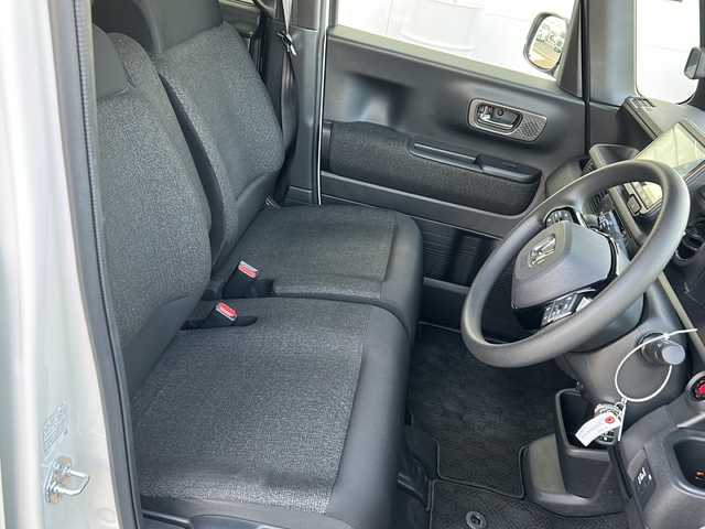 ホンダ Ｎ ＢＯＸ カスタム 山口県 2024(令6)年 2.3万km プラチナホワイトパール 純正メモリーナビ【VXM-245ZFEi】/Bluetooth/ETC/バックカメラ/純正アルミホイール14インチ/純正LEDヘッドライト/純正フロアマット/片側パワースライドドア/電動パーキングブレーキ/シートヒーター(D席＋N席)/電動格納ウィンカーミラー/ドアバイザー/USB端子/Honda SENSING/　・衝突軽減ブレーキ（CMBS）/　・渋滞追従機能付アダプティブクルーズコントロール（ACC）/　・誤発進抑制機能（前方・後方）/　・歩行者事故低減ステアリング/　・路外逸脱抑制機能/　・先行車発進お知らせ機能/　・標識認識機能/　・オートハイビーム/　・近距離衝突軽減ブレーキ・急アクセル抑制機