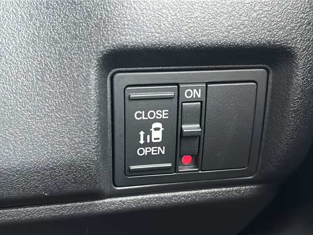 ホンダ Ｎ ＢＯＸ カスタム 山口県 2024(令6)年 2.3万km プラチナホワイトパール 純正メモリーナビ【VXM-245ZFEi】/Bluetooth/ETC/バックカメラ/純正アルミホイール14インチ/純正LEDヘッドライト/純正フロアマット/片側パワースライドドア/電動パーキングブレーキ/シートヒーター(D席＋N席)/電動格納ウィンカーミラー/ドアバイザー/USB端子/Honda SENSING/　・衝突軽減ブレーキ（CMBS）/　・渋滞追従機能付アダプティブクルーズコントロール（ACC）/　・誤発進抑制機能（前方・後方）/　・歩行者事故低減ステアリング/　・路外逸脱抑制機能/　・先行車発進お知らせ機能/　・標識認識機能/　・オートハイビーム/　・近距離衝突軽減ブレーキ・急アクセル抑制機