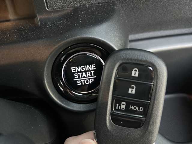 ホンダ Ｎ ＢＯＸ カスタム 山口県 2024(令6)年 2.3万km プラチナホワイトパール 純正メモリーナビ【VXM-245ZFEi】/Bluetooth/ETC/バックカメラ/純正アルミホイール14インチ/純正LEDヘッドライト/純正フロアマット/片側パワースライドドア/電動パーキングブレーキ/シートヒーター(D席＋N席)/電動格納ウィンカーミラー/ドアバイザー/USB端子/Honda SENSING/　・衝突軽減ブレーキ（CMBS）/　・渋滞追従機能付アダプティブクルーズコントロール（ACC）/　・誤発進抑制機能（前方・後方）/　・歩行者事故低減ステアリング/　・路外逸脱抑制機能/　・先行車発進お知らせ機能/　・標識認識機能/　・オートハイビーム/　・近距離衝突軽減ブレーキ・急アクセル抑制機