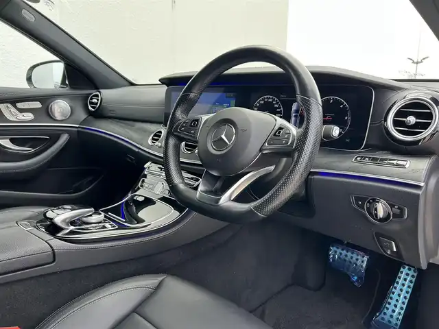 メルセデス・ベンツ Ｅ２２０ｄ SW AVG スポーツ 本革 東京都 2017(平29)年 4.7万km ダイヤモンドホワイト レザーパッケージ/レーダーセーフティパッケージ/横滑り防止装置/道路標識アシスト/アクティブブレーキアシスト/アテンションアシスト/アクティブブレーンキープ/純正HDDナビ/360度カメラ/純正フルセグｔV/レザーシート/前後シートヒーター/前席パワーシート/エアバランスパッケージ/LEDヘッドライト/オートライト/オートマチックハイビーム/パワートランク/アンビエントライト