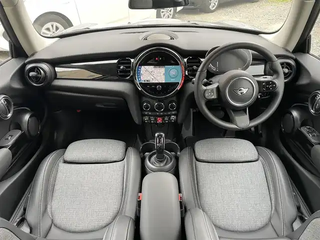 ＭＩＮＩ ＢＭＷ ミニ クーパー S 大阪府 2022(令4)年 0.6万km ムーンウォークグレーメタリック 登録時走行距離5584km/ワンオーナー/純正HDDナビ/　（Bluetooth/USB）/バックカメラ/ビルトインETC/ハーフレザーシート/前席シートヒーター/360°SAFETY/・アクティブ・クルーズ・コントロール（ストップ&ゴー機能付）/・衝突回避・被害軽減ブレーキ（事故回避アシスト付）/・レーン・ディパーチャー・ウォーニング/・クロス・トラフィック・ウォーニング/・ヘッドアップ・ディスプレイ/・レーン・チェンジ・ウォーニング/・アクティブ・サイド・コリジョン・プロテクション/・前車接近警告機能/横滑り防止装置/純正17インチアルミホイール/スマートキー/オートライト/純正LEDヘッドライト/スペアキー1本/保証書/取扱説明書