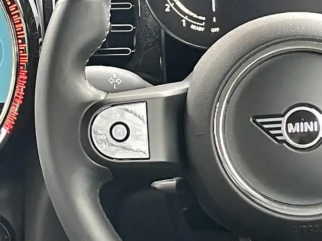 ＭＩＮＩ ＢＭＷ ミニ クーパー S 大阪府 2022(令4)年 0.6万km ムーンウォークグレーメタリック 登録時走行距離5584km/ワンオーナー/純正HDDナビ/　（Bluetooth/USB）/バックカメラ/ビルトインETC/ハーフレザーシート/前席シートヒーター/360°SAFETY/・アクティブ・クルーズ・コントロール（ストップ&ゴー機能付）/・衝突回避・被害軽減ブレーキ（事故回避アシスト付）/・レーン・ディパーチャー・ウォーニング/・クロス・トラフィック・ウォーニング/・ヘッドアップ・ディスプレイ/・レーン・チェンジ・ウォーニング/・アクティブ・サイド・コリジョン・プロテクション/・前車接近警告機能/横滑り防止装置/純正17インチアルミホイール/スマートキー/オートライト/純正LEDヘッドライト/スペアキー1本/保証書/取扱説明書