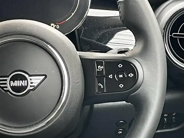 ＭＩＮＩ ＢＭＷ ミニ クーパー S 大阪府 2022(令4)年 0.6万km ムーンウォークグレーメタリック 登録時走行距離5584km/ワンオーナー/純正HDDナビ/　（Bluetooth/USB）/バックカメラ/ビルトインETC/ハーフレザーシート/前席シートヒーター/360°SAFETY/・アクティブ・クルーズ・コントロール（ストップ&ゴー機能付）/・衝突回避・被害軽減ブレーキ（事故回避アシスト付）/・レーン・ディパーチャー・ウォーニング/・クロス・トラフィック・ウォーニング/・ヘッドアップ・ディスプレイ/・レーン・チェンジ・ウォーニング/・アクティブ・サイド・コリジョン・プロテクション/・前車接近警告機能/横滑り防止装置/純正17インチアルミホイール/スマートキー/オートライト/純正LEDヘッドライト/スペアキー1本/保証書/取扱説明書