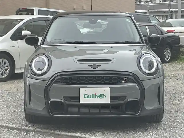 ＭＩＮＩ ＢＭＷ ミニ クーパー S 大阪府 2022(令4)年 0.6万km ムーンウォークグレーメタリック 登録時走行距離5584km/ワンオーナー/純正HDDナビ/　（Bluetooth/USB）/バックカメラ/ビルトインETC/ハーフレザーシート/前席シートヒーター/360°SAFETY/・アクティブ・クルーズ・コントロール（ストップ&ゴー機能付）/・衝突回避・被害軽減ブレーキ（事故回避アシスト付）/・レーン・ディパーチャー・ウォーニング/・クロス・トラフィック・ウォーニング/・ヘッドアップ・ディスプレイ/・レーン・チェンジ・ウォーニング/・アクティブ・サイド・コリジョン・プロテクション/・前車接近警告機能/横滑り防止装置/純正17インチアルミホイール/スマートキー/オートライト/純正LEDヘッドライト/スペアキー1本/保証書/取扱説明書