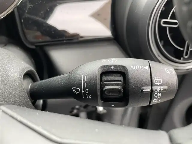 ＭＩＮＩ ＢＭＷ ミニ クーパー S 大阪府 2022(令4)年 0.6万km ムーンウォークグレーメタリック 登録時走行距離5584km/ワンオーナー/純正HDDナビ/　（Bluetooth/USB）/バックカメラ/ビルトインETC/ハーフレザーシート/前席シートヒーター/360°SAFETY/・アクティブ・クルーズ・コントロール（ストップ&ゴー機能付）/・衝突回避・被害軽減ブレーキ（事故回避アシスト付）/・レーン・ディパーチャー・ウォーニング/・クロス・トラフィック・ウォーニング/・ヘッドアップ・ディスプレイ/・レーン・チェンジ・ウォーニング/・アクティブ・サイド・コリジョン・プロテクション/・前車接近警告機能/横滑り防止装置/純正17インチアルミホイール/スマートキー/オートライト/純正LEDヘッドライト/スペアキー1本/保証書/取扱説明書