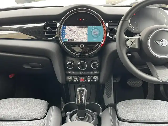 ＭＩＮＩ ＢＭＷ ミニ クーパー S 大阪府 2022(令4)年 0.6万km ムーンウォークグレーメタリック 登録時走行距離5584km/ワンオーナー/純正HDDナビ/　（Bluetooth/USB）/バックカメラ/ビルトインETC/ハーフレザーシート/前席シートヒーター/360°SAFETY/・アクティブ・クルーズ・コントロール（ストップ&ゴー機能付）/・衝突回避・被害軽減ブレーキ（事故回避アシスト付）/・レーン・ディパーチャー・ウォーニング/・クロス・トラフィック・ウォーニング/・ヘッドアップ・ディスプレイ/・レーン・チェンジ・ウォーニング/・アクティブ・サイド・コリジョン・プロテクション/・前車接近警告機能/横滑り防止装置/純正17インチアルミホイール/スマートキー/オートライト/純正LEDヘッドライト/スペアキー1本/保証書/取扱説明書