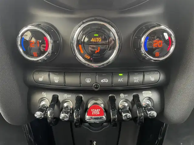 ＭＩＮＩ ＢＭＷ ミニ クーパー S 大阪府 2022(令4)年 0.6万km ムーンウォークグレーメタリック 登録時走行距離5584km/ワンオーナー/純正HDDナビ/　（Bluetooth/USB）/バックカメラ/ビルトインETC/ハーフレザーシート/前席シートヒーター/360°SAFETY/・アクティブ・クルーズ・コントロール（ストップ&ゴー機能付）/・衝突回避・被害軽減ブレーキ（事故回避アシスト付）/・レーン・ディパーチャー・ウォーニング/・クロス・トラフィック・ウォーニング/・ヘッドアップ・ディスプレイ/・レーン・チェンジ・ウォーニング/・アクティブ・サイド・コリジョン・プロテクション/・前車接近警告機能/横滑り防止装置/純正17インチアルミホイール/スマートキー/オートライト/純正LEDヘッドライト/スペアキー1本/保証書/取扱説明書