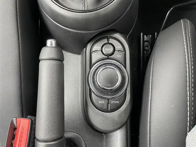 ＭＩＮＩ ＢＭＷ ミニ クーパー S 大阪府 2022(令4)年 0.6万km ムーンウォークグレーメタリック 登録時走行距離5584km/ワンオーナー/純正HDDナビ/　（Bluetooth/USB）/バックカメラ/ビルトインETC/ハーフレザーシート/前席シートヒーター/360°SAFETY/・アクティブ・クルーズ・コントロール（ストップ&ゴー機能付）/・衝突回避・被害軽減ブレーキ（事故回避アシスト付）/・レーン・ディパーチャー・ウォーニング/・クロス・トラフィック・ウォーニング/・ヘッドアップ・ディスプレイ/・レーン・チェンジ・ウォーニング/・アクティブ・サイド・コリジョン・プロテクション/・前車接近警告機能/横滑り防止装置/純正17インチアルミホイール/スマートキー/オートライト/純正LEDヘッドライト/スペアキー1本/保証書/取扱説明書