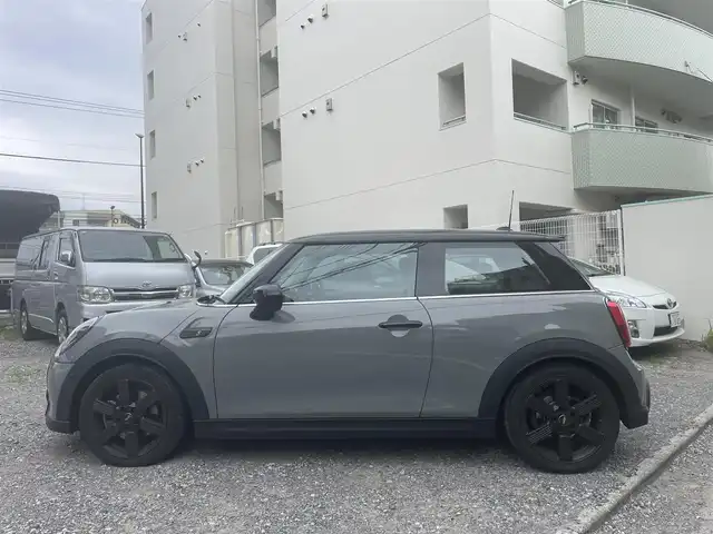 ＭＩＮＩ ＢＭＷ ミニ クーパー S 大阪府 2022(令4)年 0.6万km ムーンウォークグレーメタリック 登録時走行距離5584km/ワンオーナー/純正HDDナビ/　（Bluetooth/USB）/バックカメラ/ビルトインETC/ハーフレザーシート/前席シートヒーター/360°SAFETY/・アクティブ・クルーズ・コントロール（ストップ&ゴー機能付）/・衝突回避・被害軽減ブレーキ（事故回避アシスト付）/・レーン・ディパーチャー・ウォーニング/・クロス・トラフィック・ウォーニング/・ヘッドアップ・ディスプレイ/・レーン・チェンジ・ウォーニング/・アクティブ・サイド・コリジョン・プロテクション/・前車接近警告機能/横滑り防止装置/純正17インチアルミホイール/スマートキー/オートライト/純正LEDヘッドライト/スペアキー1本/保証書/取扱説明書