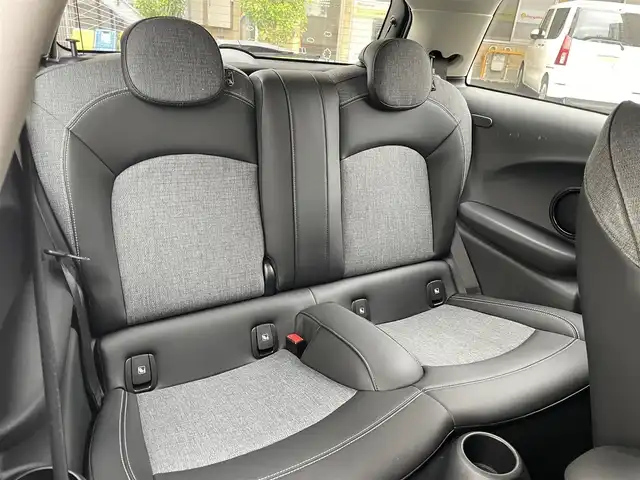 ＭＩＮＩ ＢＭＷ ミニ クーパー S 大阪府 2022(令4)年 0.6万km ムーンウォークグレーメタリック 登録時走行距離5584km/ワンオーナー/純正HDDナビ/　（Bluetooth/USB）/バックカメラ/ビルトインETC/ハーフレザーシート/前席シートヒーター/360°SAFETY/・アクティブ・クルーズ・コントロール（ストップ&ゴー機能付）/・衝突回避・被害軽減ブレーキ（事故回避アシスト付）/・レーン・ディパーチャー・ウォーニング/・クロス・トラフィック・ウォーニング/・ヘッドアップ・ディスプレイ/・レーン・チェンジ・ウォーニング/・アクティブ・サイド・コリジョン・プロテクション/・前車接近警告機能/横滑り防止装置/純正17インチアルミホイール/スマートキー/オートライト/純正LEDヘッドライト/スペアキー1本/保証書/取扱説明書