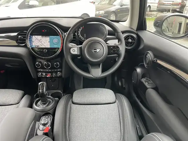 ＭＩＮＩ ＢＭＷ ミニ クーパー S 大阪府 2022(令4)年 0.6万km ムーンウォークグレーメタリック 登録時走行距離5584km/ワンオーナー/純正HDDナビ/　（Bluetooth/USB）/バックカメラ/ビルトインETC/ハーフレザーシート/前席シートヒーター/360°SAFETY/・アクティブ・クルーズ・コントロール（ストップ&ゴー機能付）/・衝突回避・被害軽減ブレーキ（事故回避アシスト付）/・レーン・ディパーチャー・ウォーニング/・クロス・トラフィック・ウォーニング/・ヘッドアップ・ディスプレイ/・レーン・チェンジ・ウォーニング/・アクティブ・サイド・コリジョン・プロテクション/・前車接近警告機能/横滑り防止装置/純正17インチアルミホイール/スマートキー/オートライト/純正LEDヘッドライト/スペアキー1本/保証書/取扱説明書